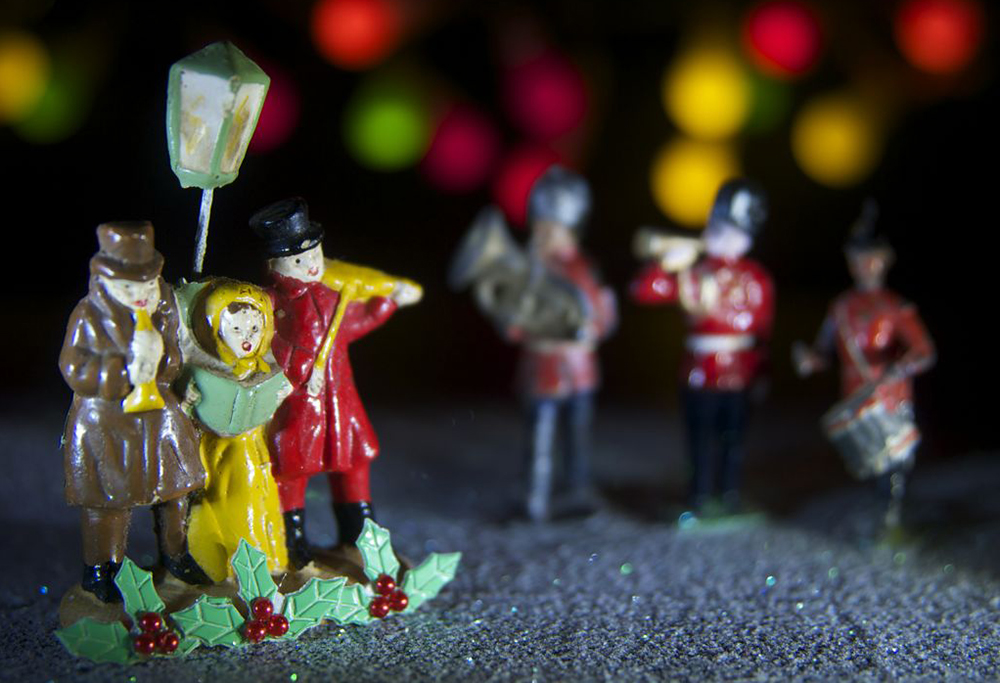 Photo of toy carol singers and toy soldiers by Beowulf Mayfield
